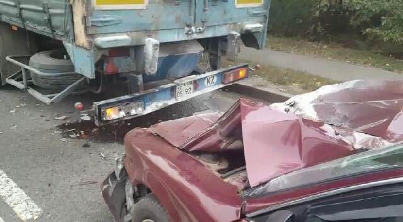 В Алматы езда по автобусной полосе привела к аварии