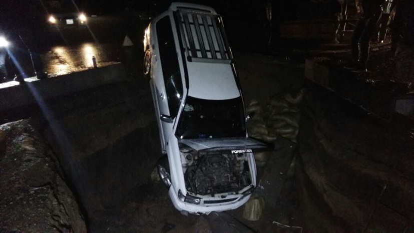 В Алматы автомобиль провалился в строительный котлован