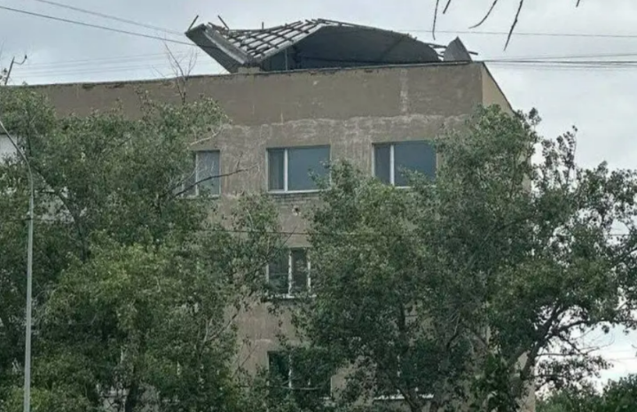 Кровля пятиэтажки обрушилась в результате сильного ветра в Семее