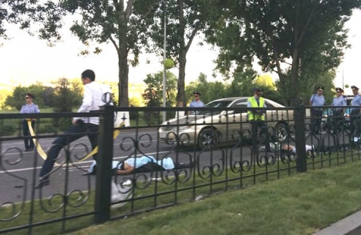 Два парня разбились на угнанном мопеде в АлматыЭксклюзив