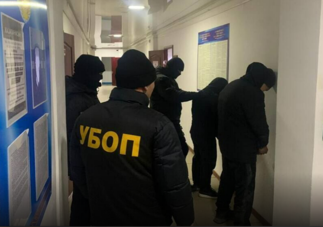 Группа преступников представлялась полицией и вымогала деньги у жителей Шымкента