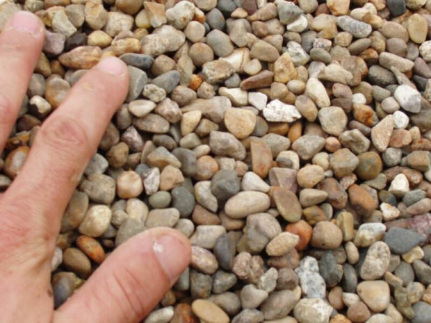 За добычу гравия с берега реки задержан 30-летний мужчина в ЮКО