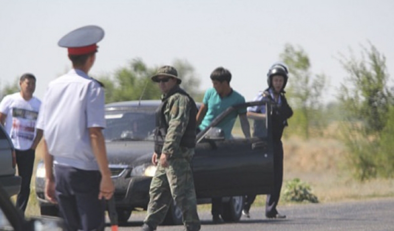 На всех выездах из Уральска дежурят автоматчики КНБ