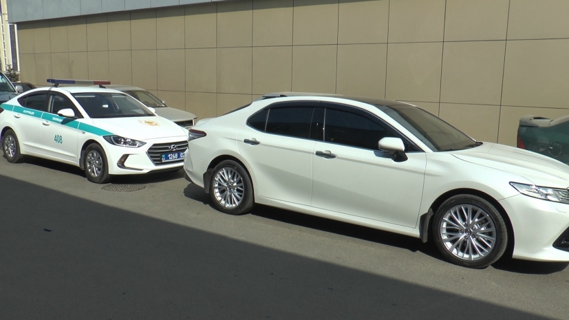 Пистолет, рацию и пачки долларов нашли в автомобиле нарушителя полицейские Алматы