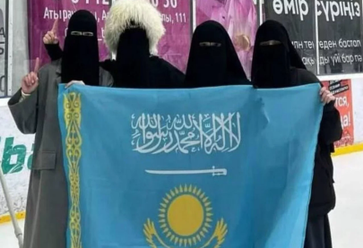 Генпрокуратуру просят дать правовую оценку после инцидента с арабской надписью на флаге Казахстана