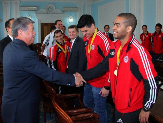 Есимов встретился с обладателями кубка УЕФА