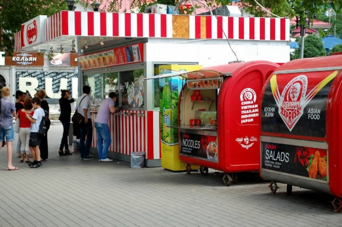 В Алматы массово закрывают точки продаж фастфуда