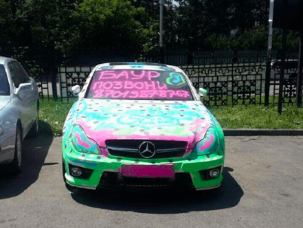 Казахстанка исписала дорогой автомобиль признаниями в любви