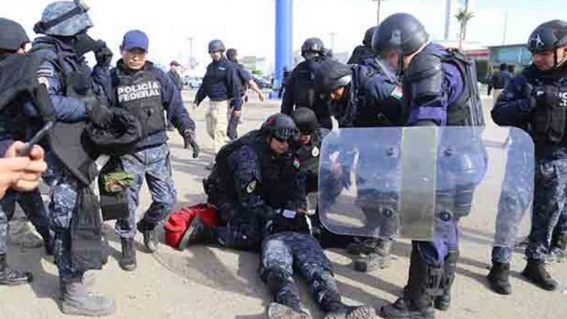 В Мексике автомобиль протаранил полицейский заслон. ВИДЕО