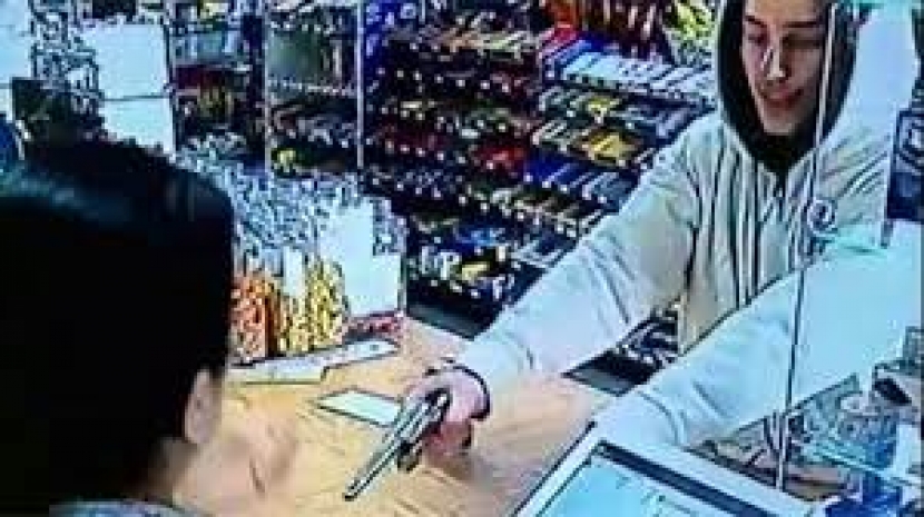 Американка избила вооруженного грабителя (ВИДЕО)