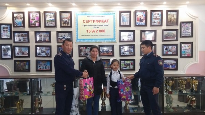 Семье погорельцев полиция Алматинской области оказала помощь