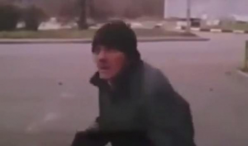 Мужчина бросился под колеса авто (ВИДЕО)