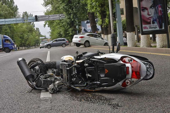 Трое пострадали при столкновении мопеда и машины в Алматы. (Фото)Эксклюзив