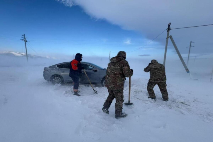 145 человек спасены и эвакуированы из снежных заносов в Казахстане