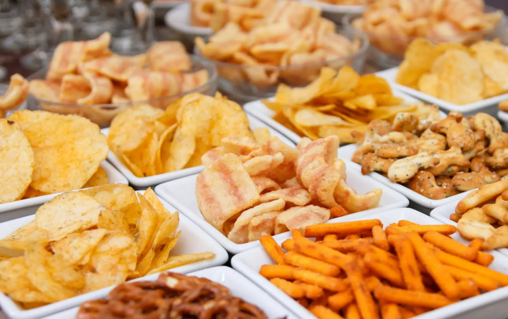 Чем могут быть опасны соленые снеки – гастроэнтеролог