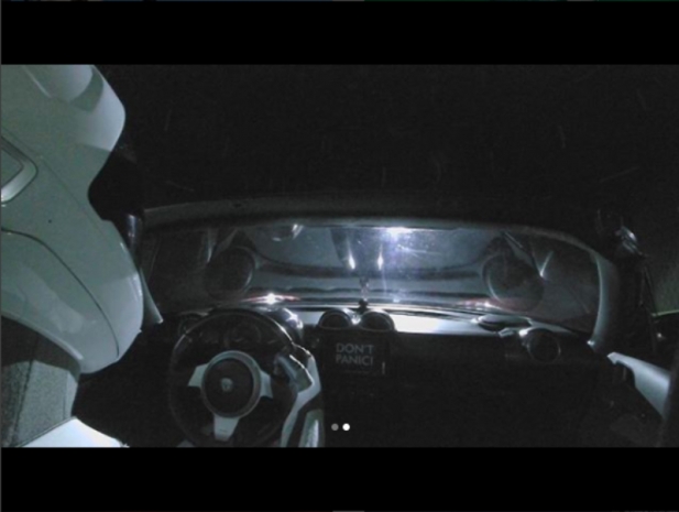 Илон Маск вывел «сделанный землянами» автомобиль на орбиту