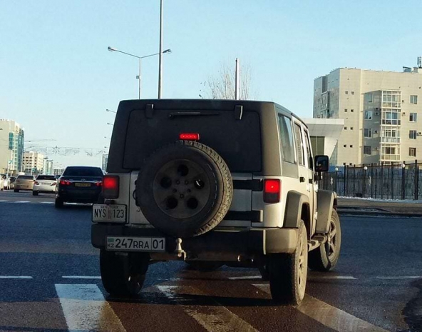 Автомобиль с двумя государственными знаками катается по Астане