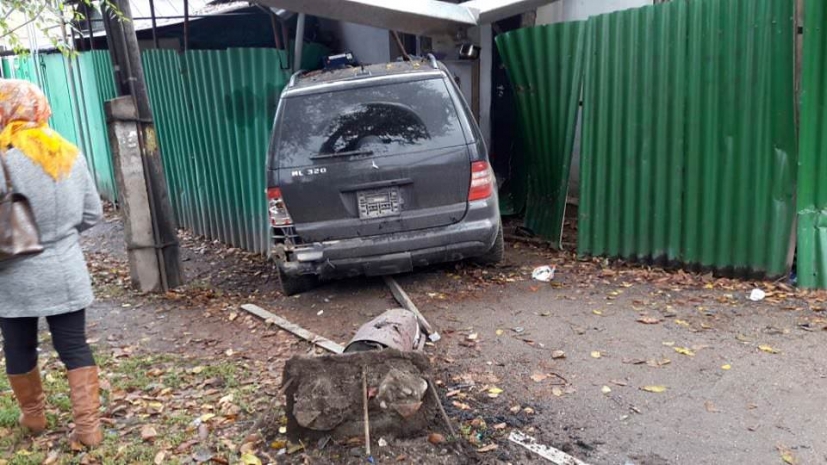 Странное воскресенье: автомобили таранят частный сектор