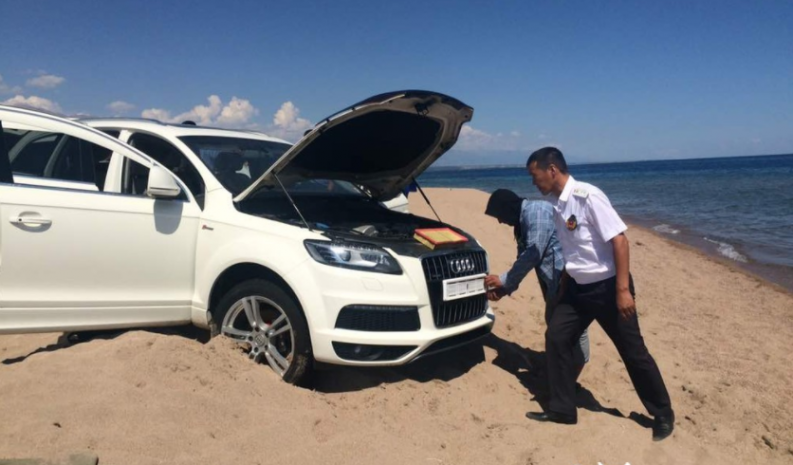 Пьяный казахстанец заехал в Иссык-Куль на машине