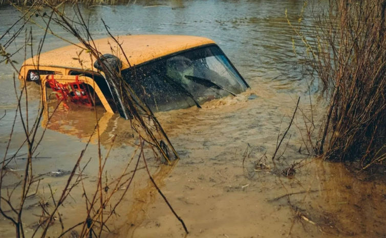 Машина с рыбаками утонула в Аксу