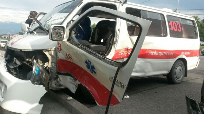В Алматы автомобиль столкнулся с машиной скорой помощи (ФОТО)