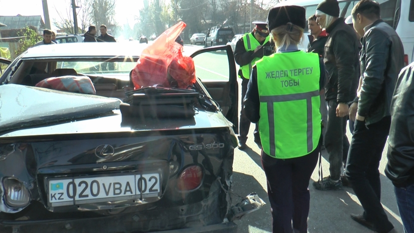 В Алматы серийный «домушник» при побеге протаранил пять машин