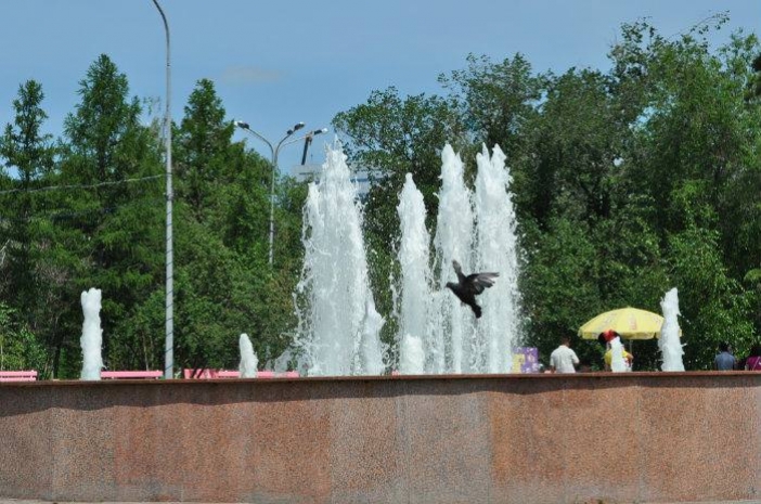 Нетрезвый горожанин пытался «укротить» фонтан в Костанае