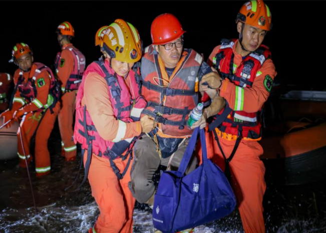 Около пяти тысяч человек эвакуированы из-за прорыва дамбы в Китае