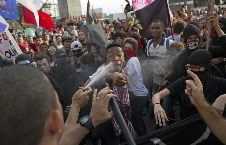 Полиция разогнала протестующих во время эстафеты олимпийского огня в Рио