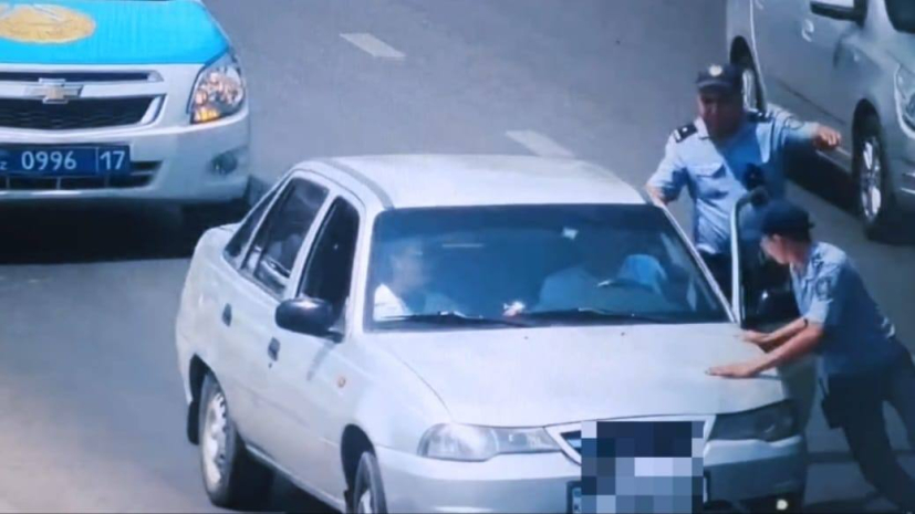 На капот посадил полицейского агрессивный водитель в Шымкенте