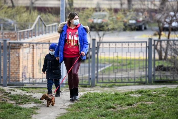 Про строгий запрет на прогулки с детьми напомнили в Алматы