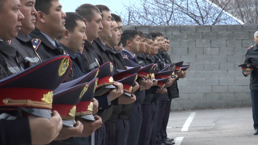 Полицейские почтили память коллеги минутой молчания в Алматы