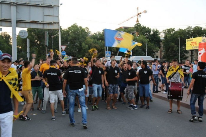 Видео массовой драки алматинских фанатов попало в сеть