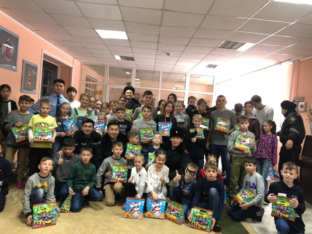 Поздравили с Новым годом воспитанников детдомов полицейские Алматы