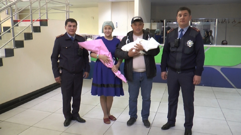 Полицейские помогли женщине добраться до роддома в Алматы