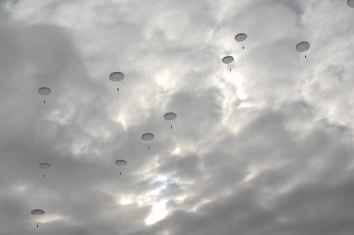 Более 1500 прыжков с парашютом совершили казахстанские десантники