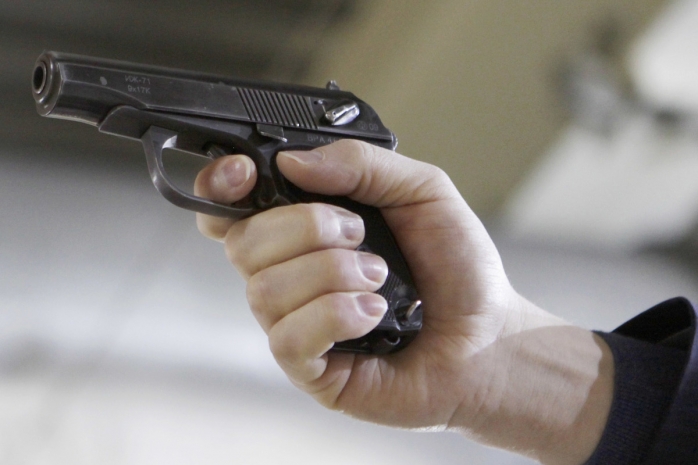 Сообщники сбежавшего контрактника успели продать два пистолета