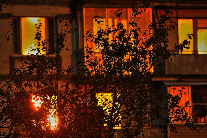 Жители закрытого на карантин общежития угрожали ножом медикам в Павлодаре