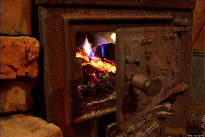 Супруги едва не сгорели при попытке растопить печь в Шу