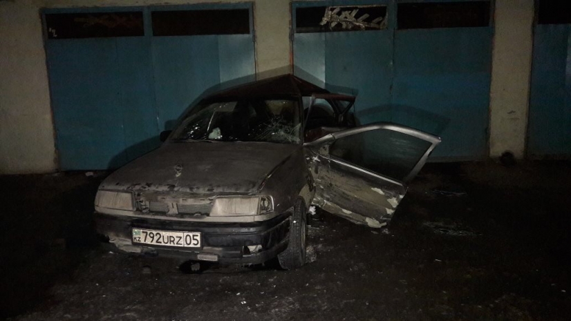 В Алматы машина влетела в автомойку: пятеро пострадали