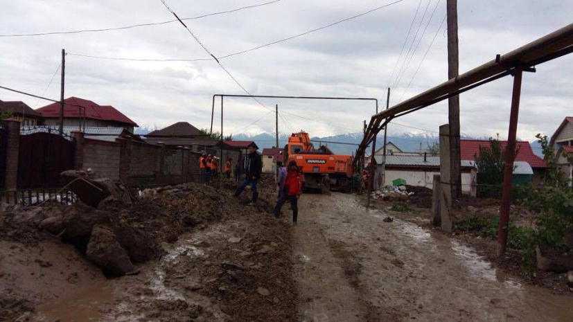 За сутки спасатели прокопали канал шириной до двух метров