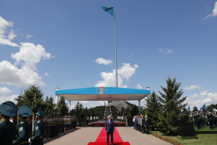 Президент поднял главный флаг страны