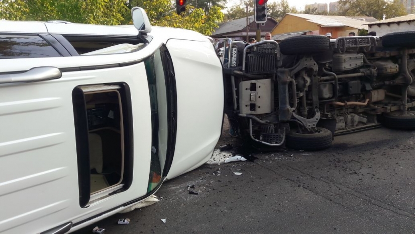 Еще две машины перевернулись в центре Алматы