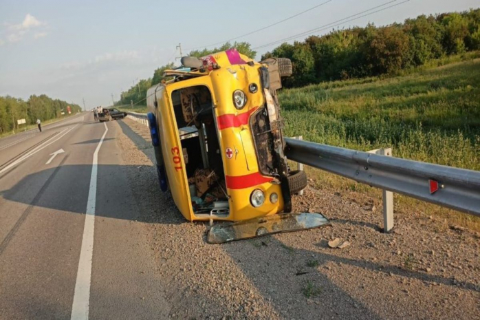 Скорая помощь с беременной перевернулась на трассе в СКО