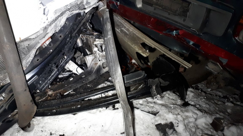 В Алматы машина врезалась в отопительную трубу