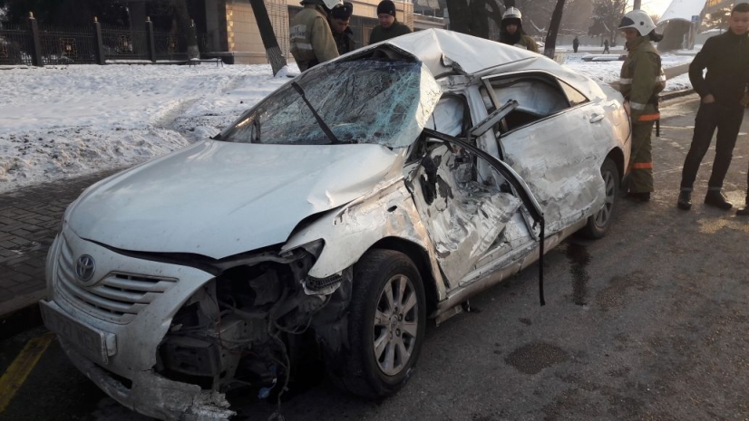 В Алматы «байга» на Аль-Фараби привела к ДТП с двумя автобусами