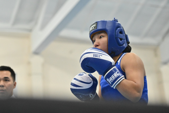 Боксерша Улжан Сарсенбек одержала победу над Элиной Базаровой в Астане