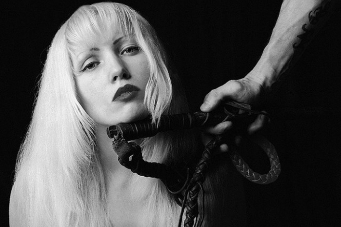 Полиция проверила уволенную за эротические фото жительницу Магнитогорска