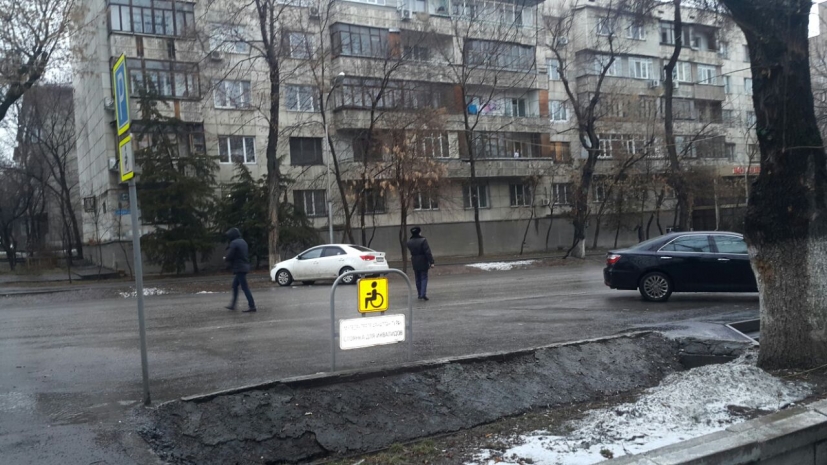 В Алматы полиция оцепила район