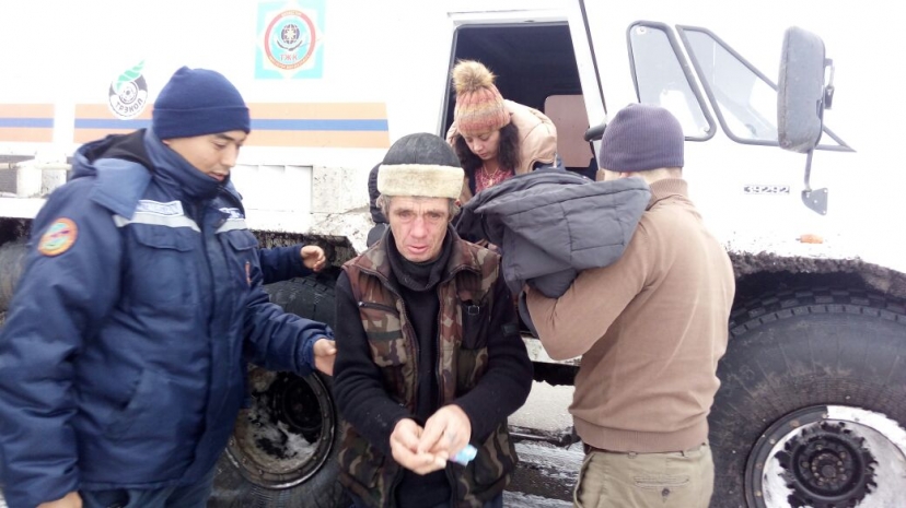 Спасатели нашли пропавшего в бурю рыбака в СКО